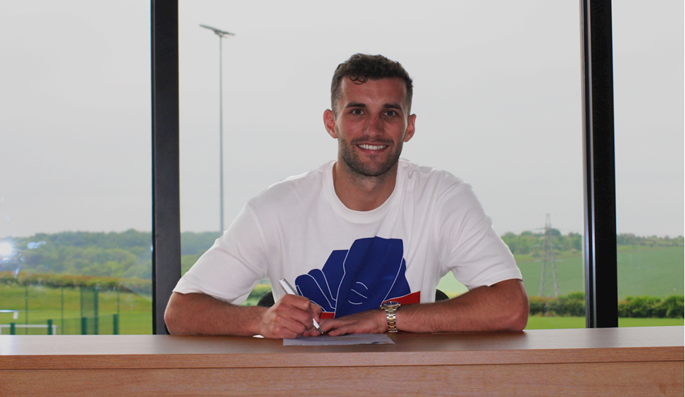 Stags strengthen defence with Cargill signing 